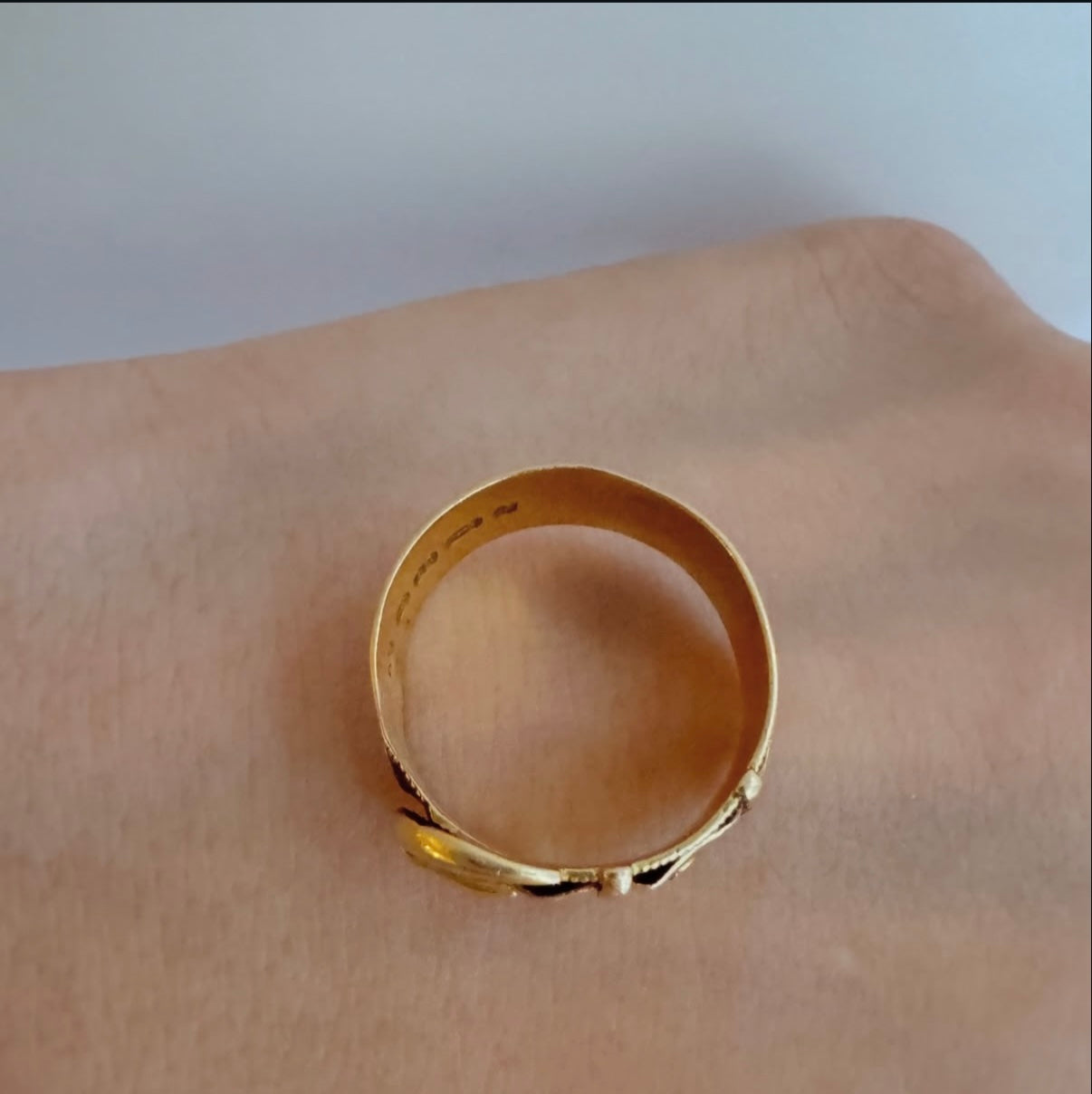 Antique 1890 18k English Buckle Ring